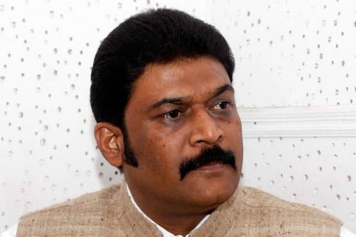 Karnataka: Tourism minister Anand Singh booked for threatening to burn entire family Karnataka: Tourism minister Anand Singh booked for threatening to burn entire family