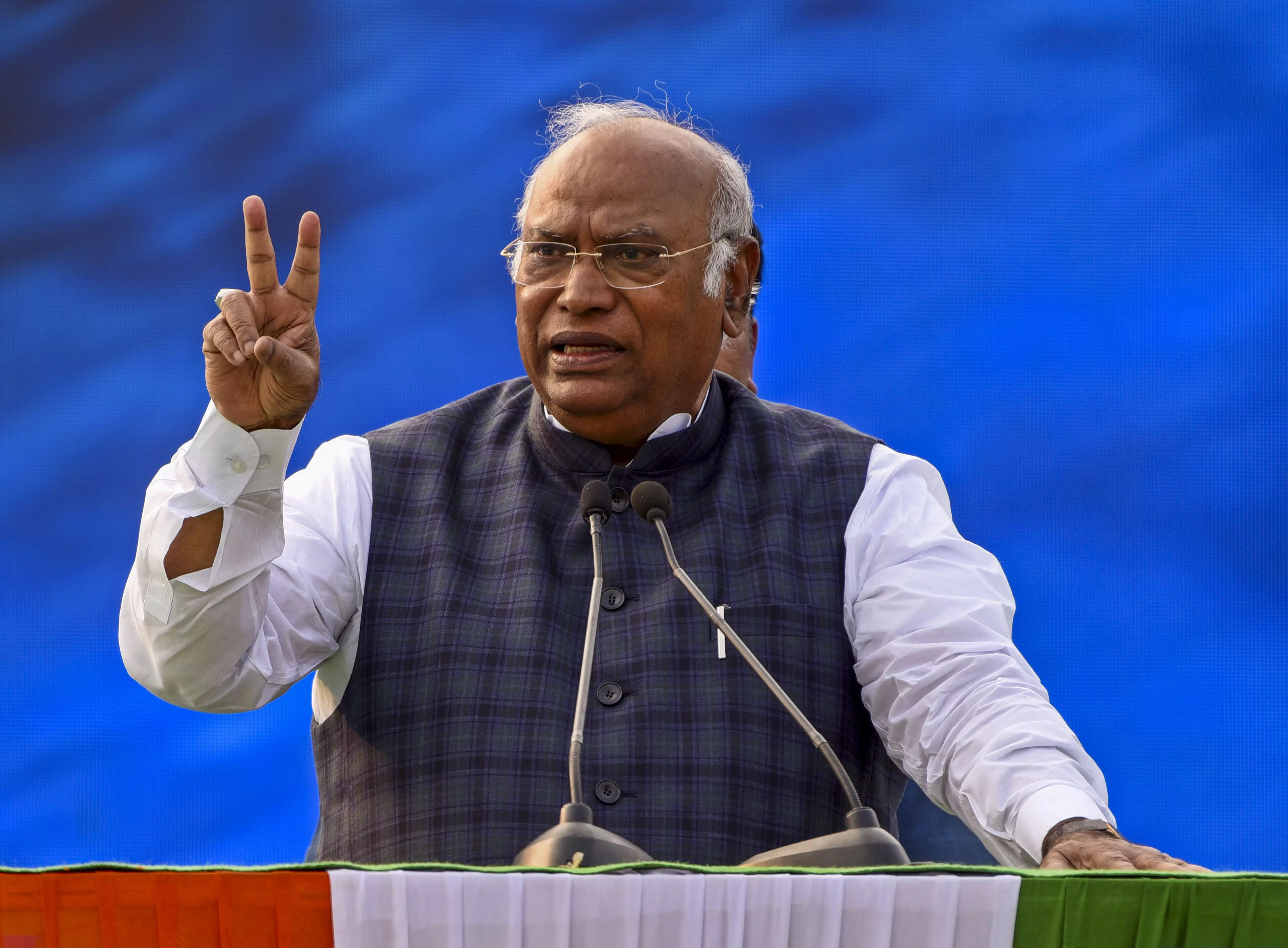 Cong chief Kharge against personality cult, bets on dialogue Cong chief Kharge against personality cult, bets on dialogue